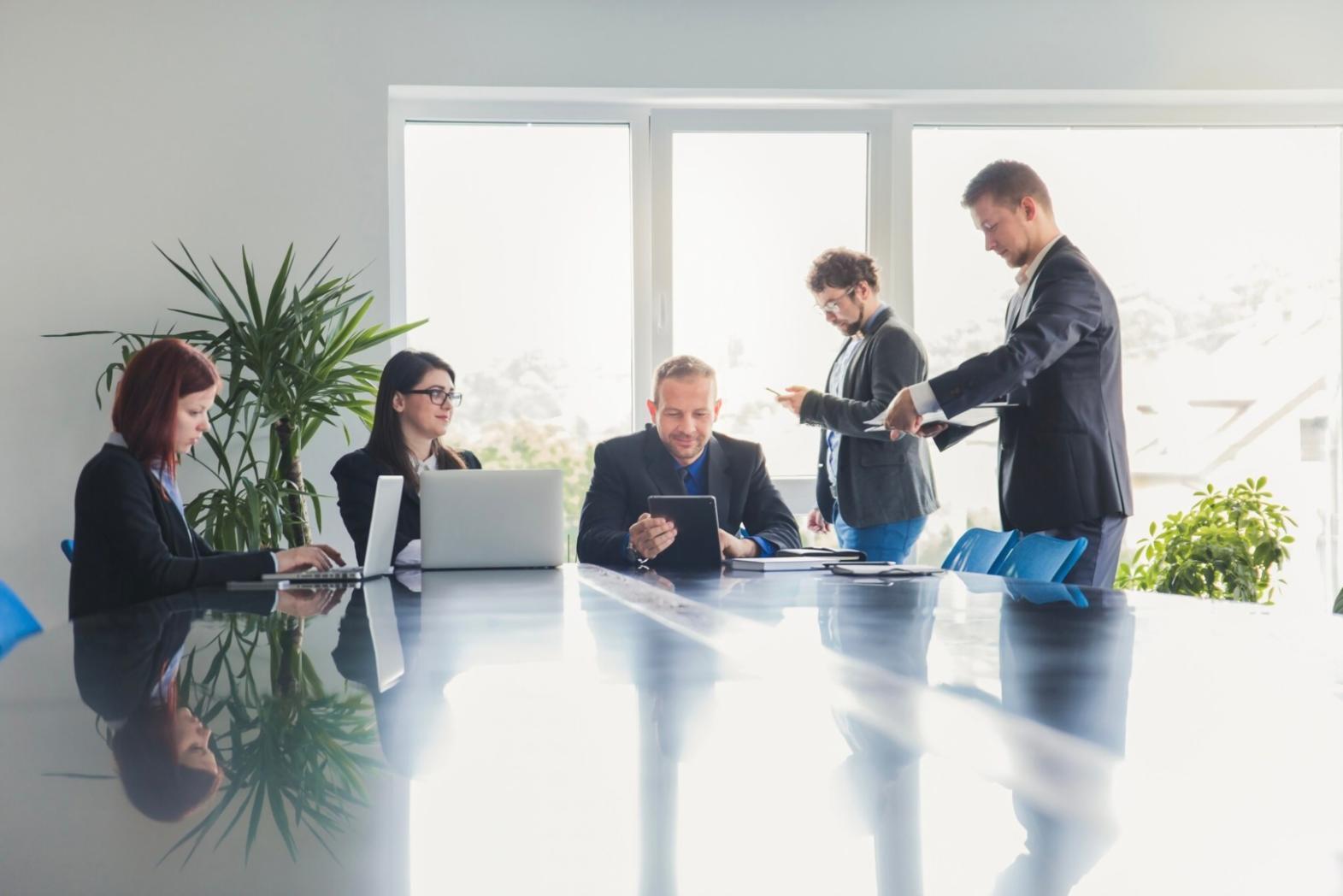 Équipe tolarenivox travaillant sur des stratégies pédagogiques d'investissement